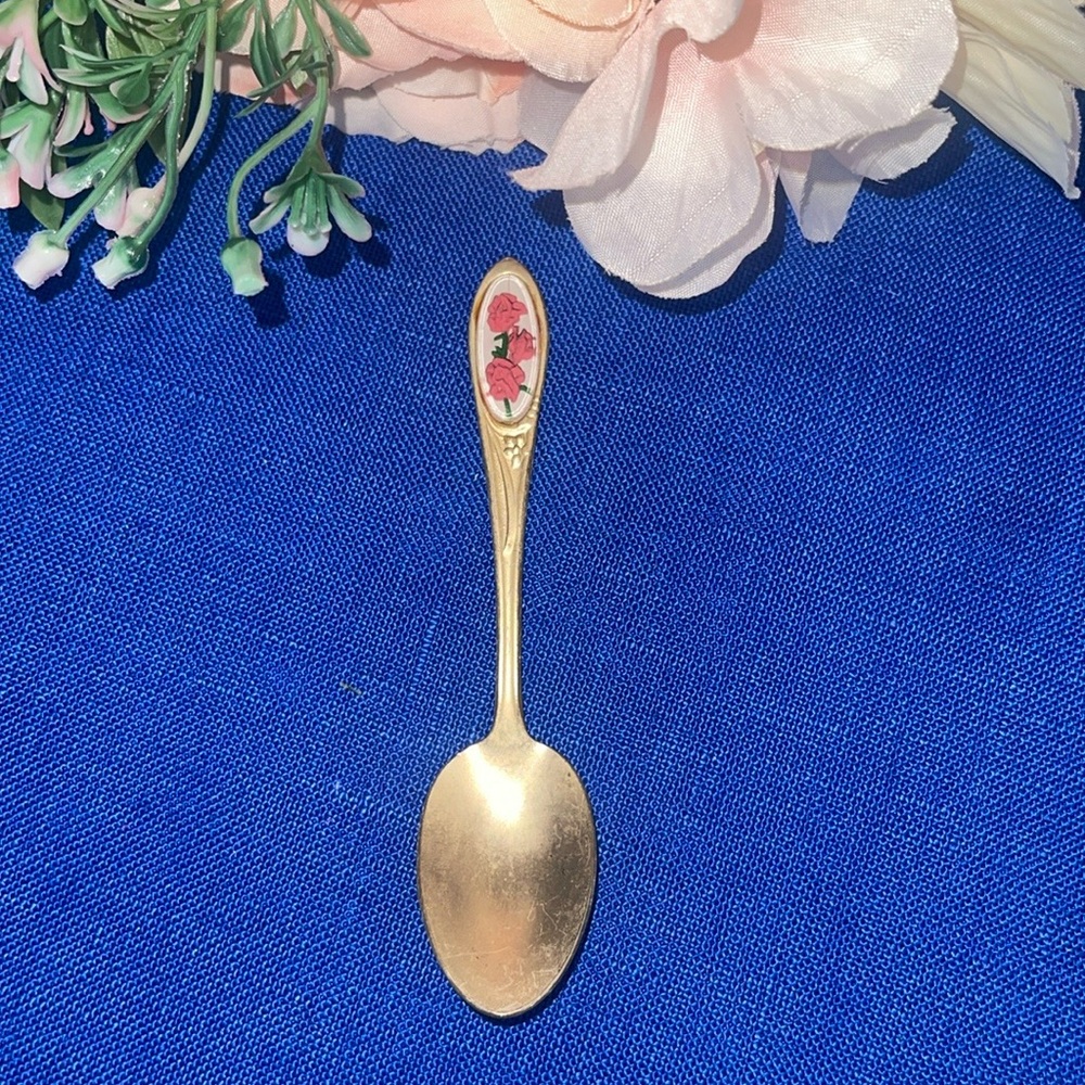Souvenir Spoon: Roses
Spoon is 4.5 inches in length.